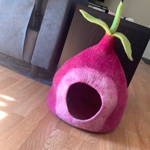 Made with 100% sheep wool. Wool felt Cat bed/cave/pod
